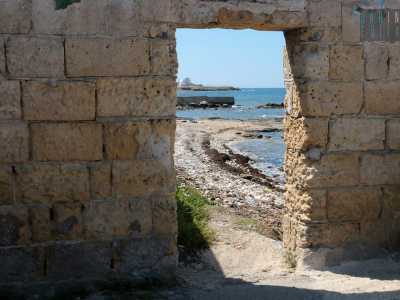 Di fronte all�entrata dello stabilimento balneare si trova un piccolo passaggio che ci permette di accedere in una spiaggetta libera che separa l�ex lido dei postini dall�Area addestrativa Fesca